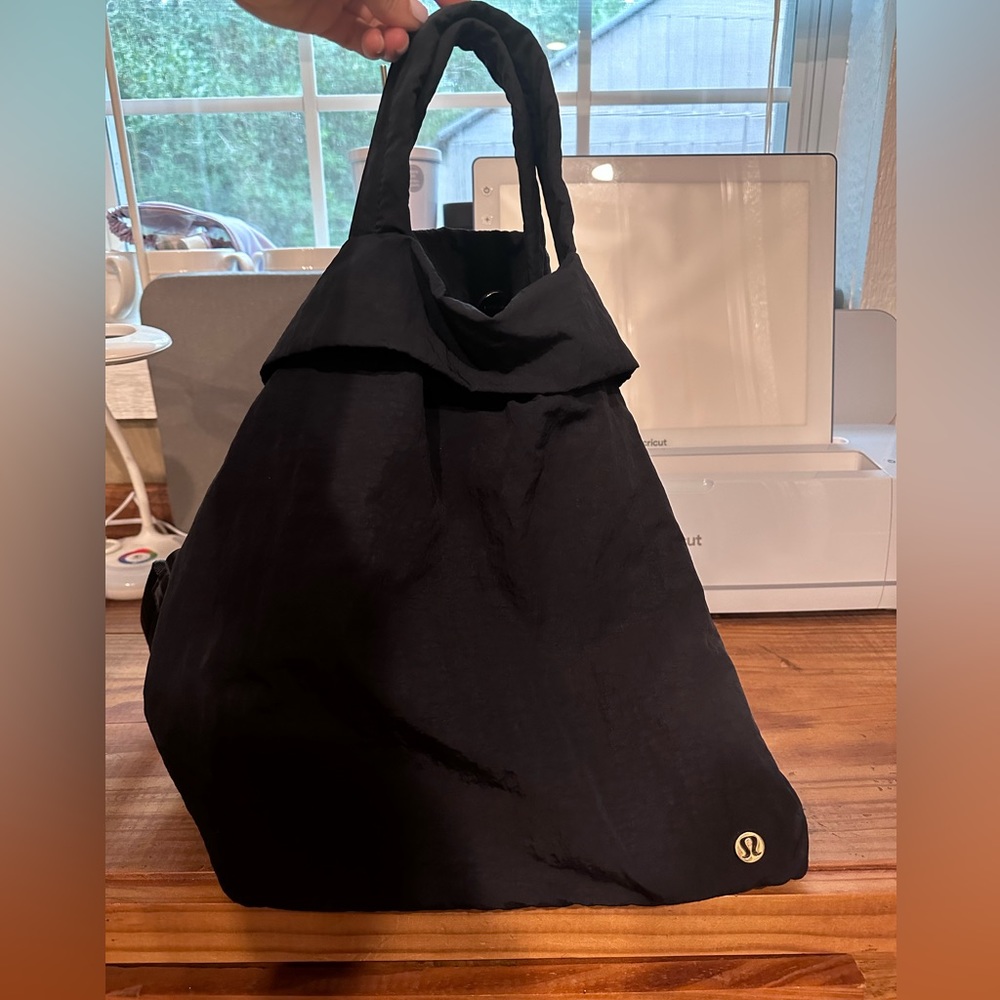 Lululemon On my level 19L bag *like new*